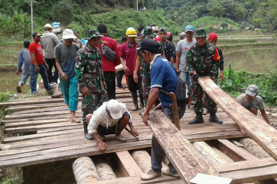 Bergotong Royong Mengelola Limbah: Desa Senamat Bangun Kesadaran Kolektif Warga