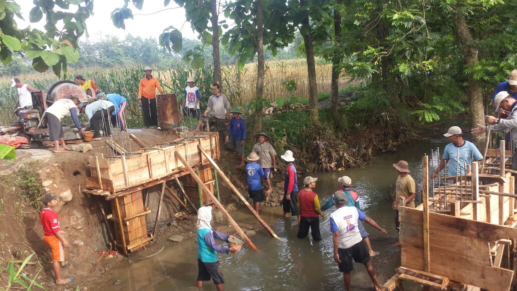 Gotong Royong: Warisan Budaya Desa Senamat yang Membangun Solidaritas Sosial