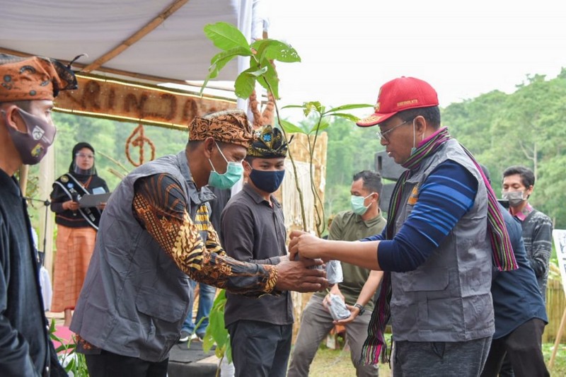 Ayo Bersama Jaga Kebersihan: Langkah Awal Cegah DBD di Desa Senamat