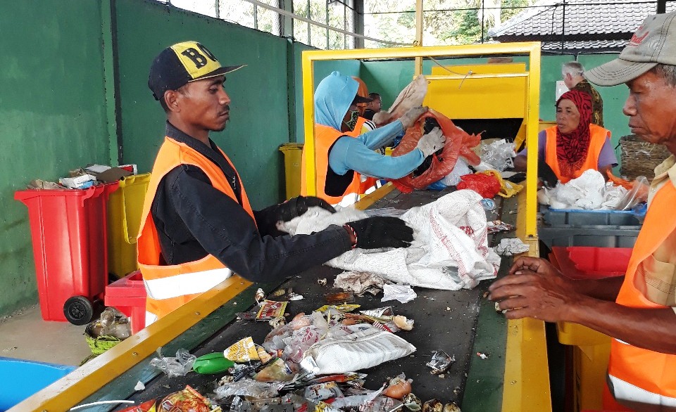Pengolahan Sampah Kreatif: Desa Senamat Membentuk Program Edukasi Anak-anak dalam Penanganan Sampah