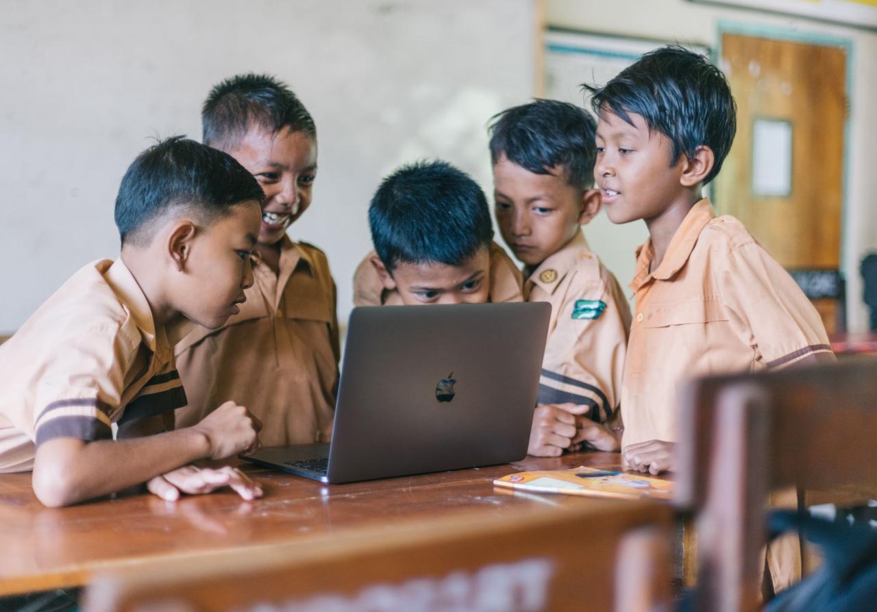 Pendidikan Karakter: Menanamkan Nilai-nilai Positif dalam Proses Pembelajaran di Desa Senemat